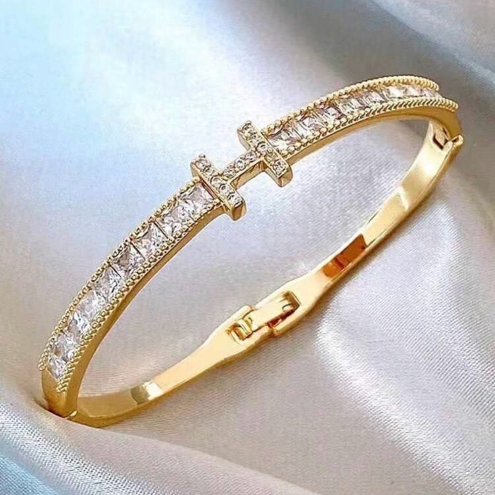 Elegant Gold Bracelet with Crystal Accents